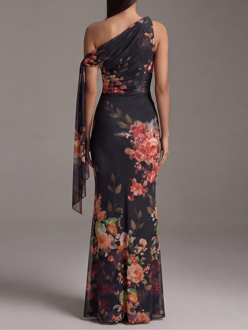 Zwarte geplooide chiffon maxi-jurk met één schouder en print